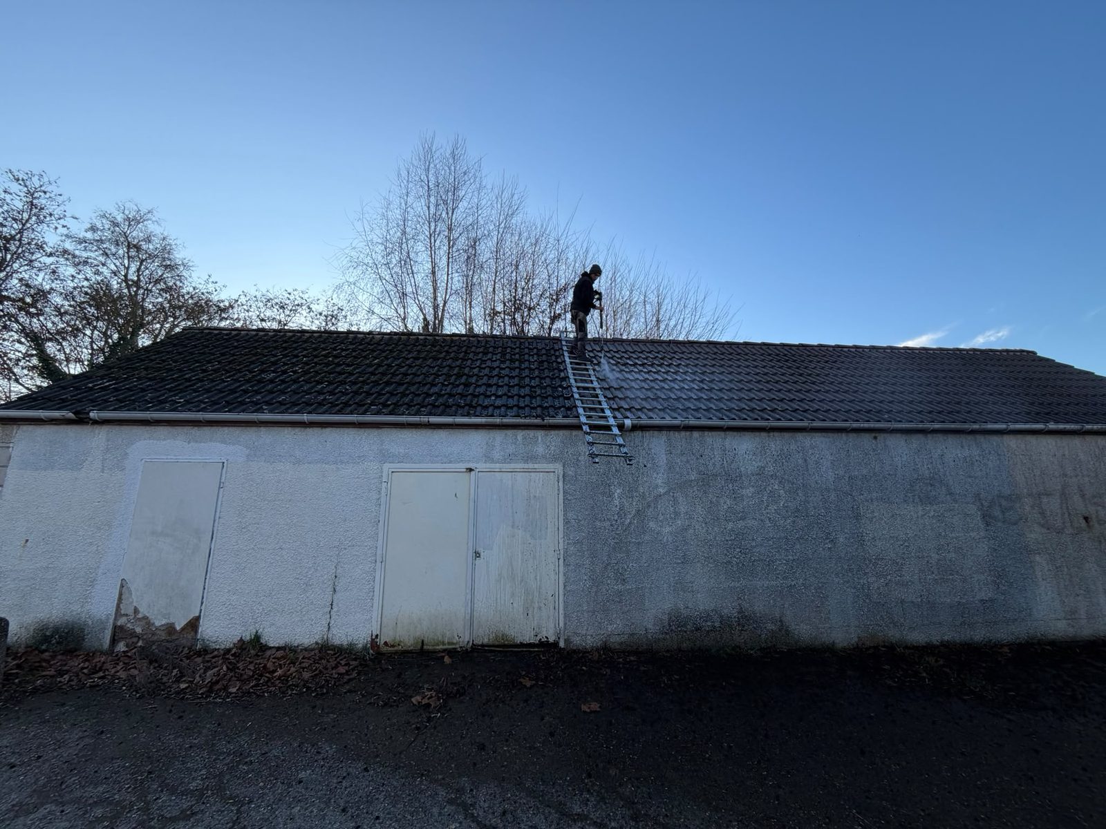 Artisan au travail sur une toiture dans la Loire